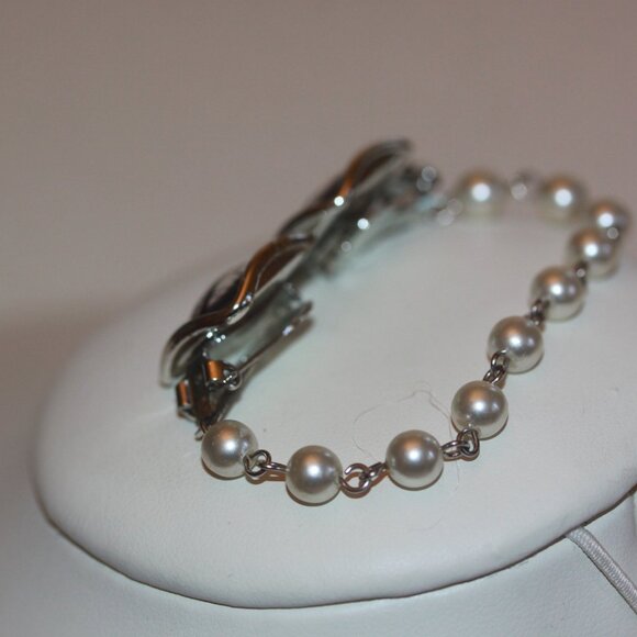 Vintage Sterling Plated BUTTERFLY WING Scarf Clasp Holder Faux Pearls - Picture 3 of 4